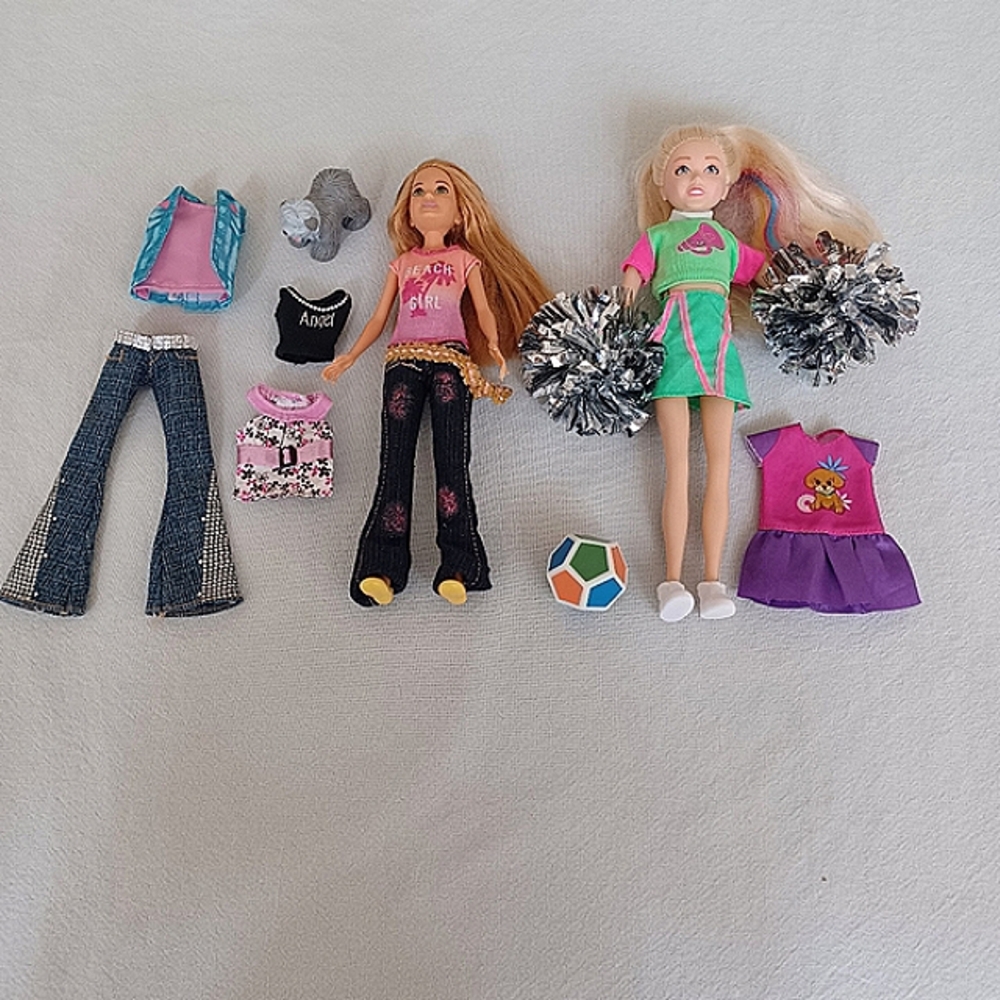 Barbie Doll Cheerleader Set with Outfits - Picture 3 of 14